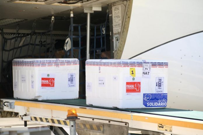Lote com mais 51,4 mil doses de vacina contra a Covid-19 chega ao RN