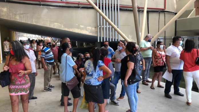 Vacinação de pessoas com comorbidades começa com filas nesta sexta, em João Pessoa