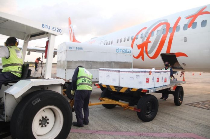 Lote com cerca de 150 mil vacinas contra Covid-19 e carga de anestésico chegam ao RN