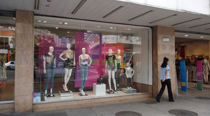 Confiança dos comerciantes cai 6,4% em abril, o quinto mês seguido de resultado negativo