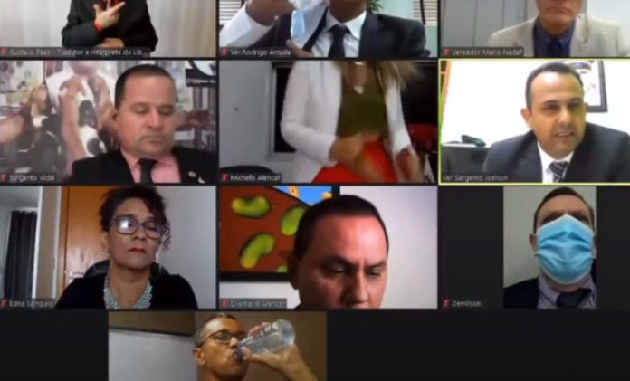 Vereadora de Cuiabá dança em frente à câmera durante sessão virtual; assista