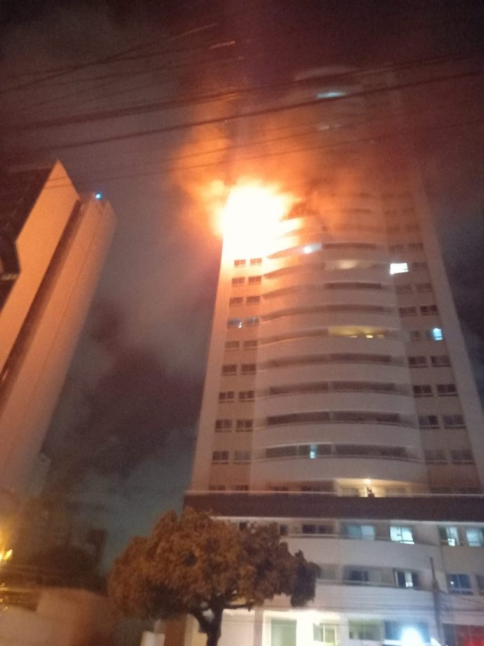 Incêndio destrói apartamento durante a madrugada na Zona Leste de Natal
