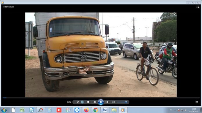 Homem fica gravemente ferido em colisão de moto com caminhão, em Sousa, Sertão da PB