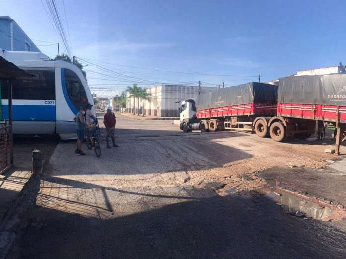 Caminhão fica preso em cima de linha férrea e atrasa viagem de trem em Natal