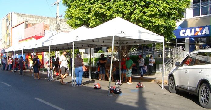 Auxílio emergencial: Pessoas passam noite na fila de agência do RN mesmo sem autorização para saque do benefício