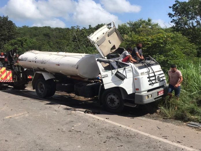 Acidente entre dois caminhões e dois carros deixa três feridos na BR-304 na Grande Natal