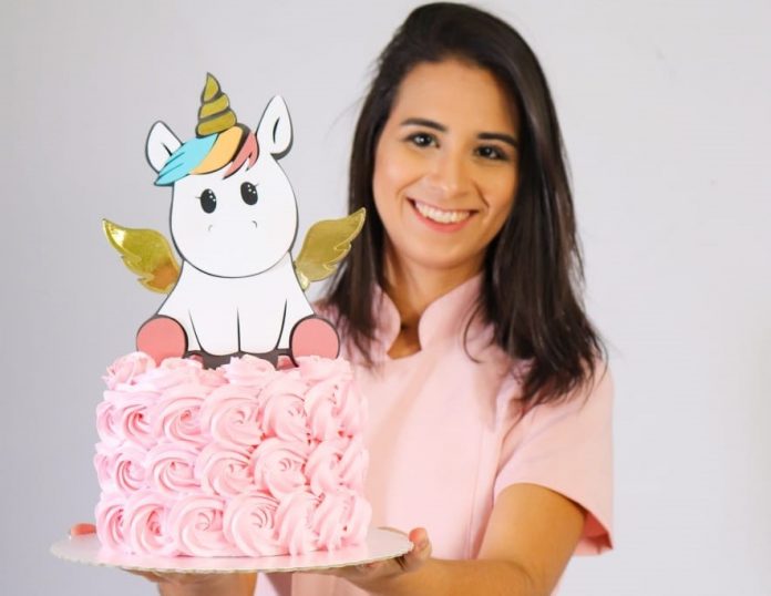 Empreendedora desiste da carreira jurídica para viver da confeitaria: ‘Faço por amor’