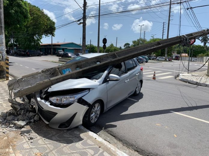 Idoso de 83 anos passa mal e bate carro em poste em João Pessoa