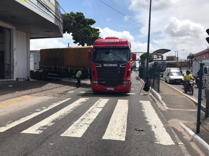 Carreta quebra e interdita parte da Avenida Bernardo Vieira em Natal