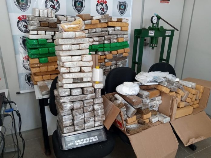 Cinco pessoas são presas e cerca de 300 kg de drogas são apreendidos, em Campina Grande