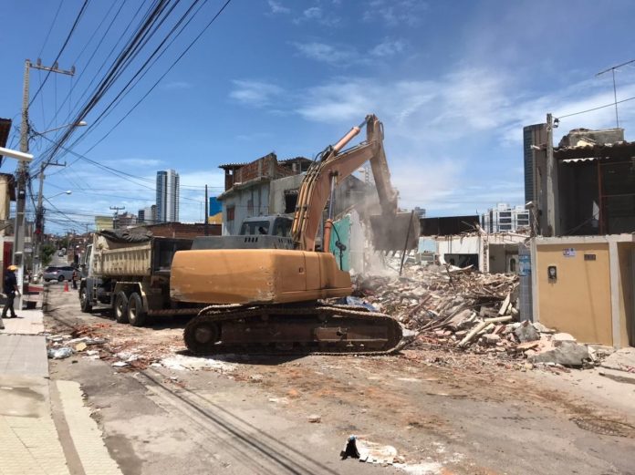 Perícia recolhe botijão de gás e escombros de imóveis atingidos por explosão são demolidos em Natal