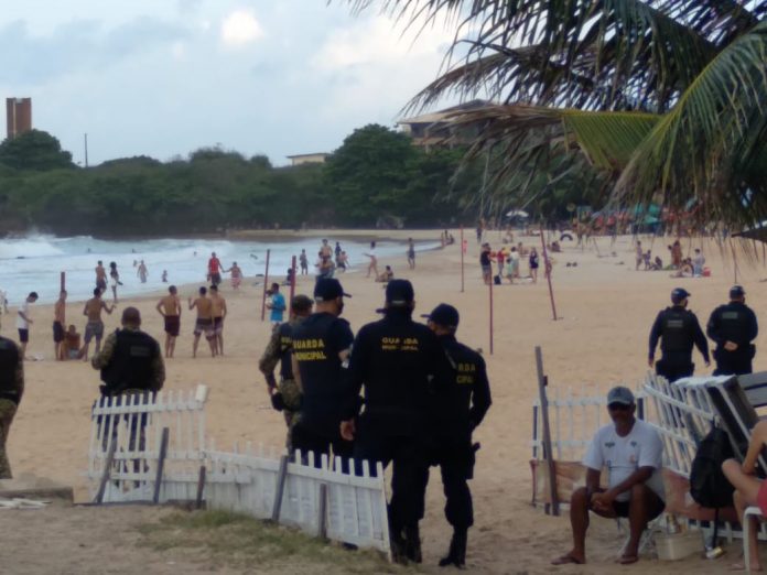 Fim de semana tem praias movimentadas e fiscalização usa spray de pimenta para dispersar aglomeração em bar de Natal