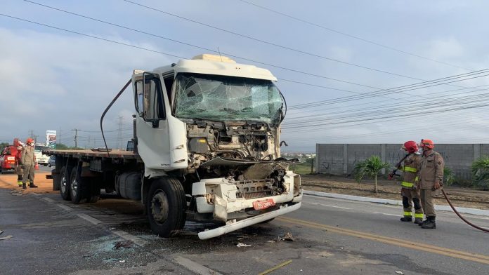 Colisão entre dois caminhões deixa uma pessoa ferida, na BR-230, em Campina Grande