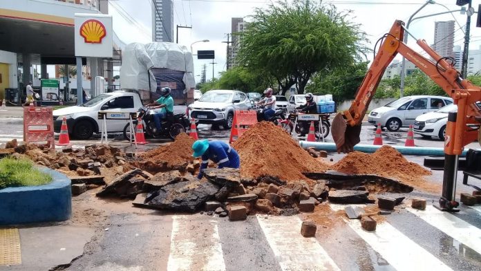 Trecho da Avenida Prudente de Morais é interditado após rompimento de tubulação da Caern