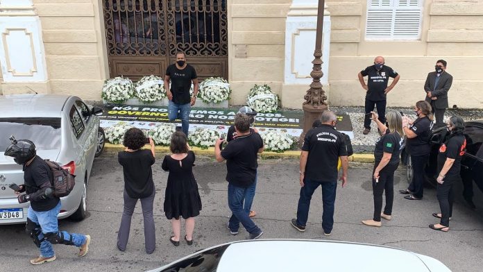 Policiais protestam e cobram ampliação da vacinação para a categoria, em João Pessoa