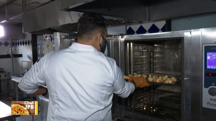 Gastrólogo se destaca com criação de pães de queijo com formatos e sabores diversos: ‘brinco muito com isso’