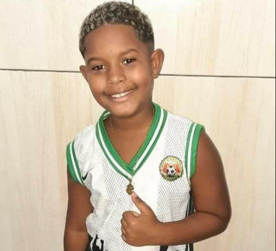 Criança de oito anos é internada em estado grave após ser atingida por bala perdida no RJ