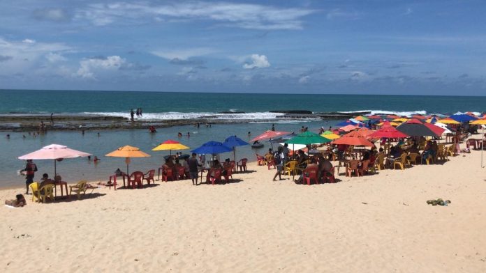 Feriado tem praias cheias de banhistas e desrespeito a toque de recolher em Natal