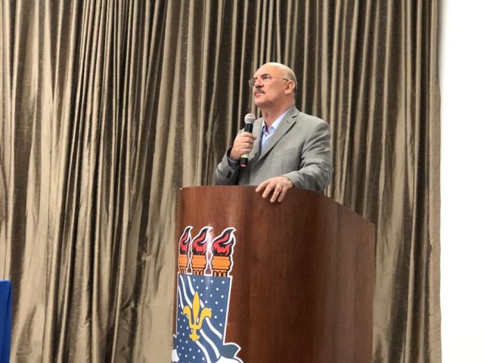 ‘Fomos obrigados a cortar parte do orçamento por uma necessidade de guerra’, diz ministro da Educação