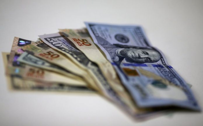 Com cenário internacional, dólar e Ibovespa operam sem direção definida