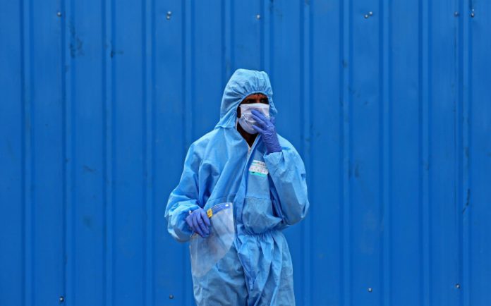 Mundo registrou mais casos de Covid-19 nas últimas 2 semanas do que nos primeiros 6 meses da pandemia