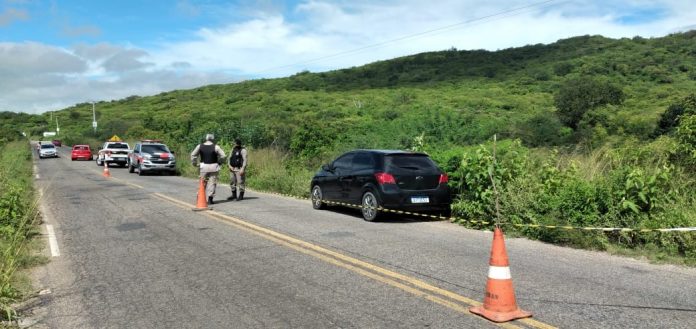 Dois homens são mortos a tiros e encontrados em carro perto da Serra do Teixeira, no Sertão da PB