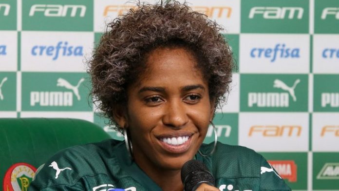 No futebol feminino, que tanto combate o preconceito, jogadora destila ódio contra Paulo Gustavo