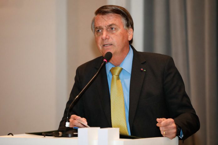 Bolsonaro parabeniza polícia após operação com 28 mortos no Jacarezinho