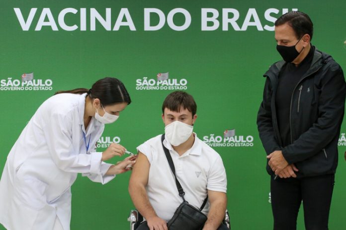 Doria acompanha primeiro dia de vacinação contra a Covid-19 para pessoas com síndrome de Down