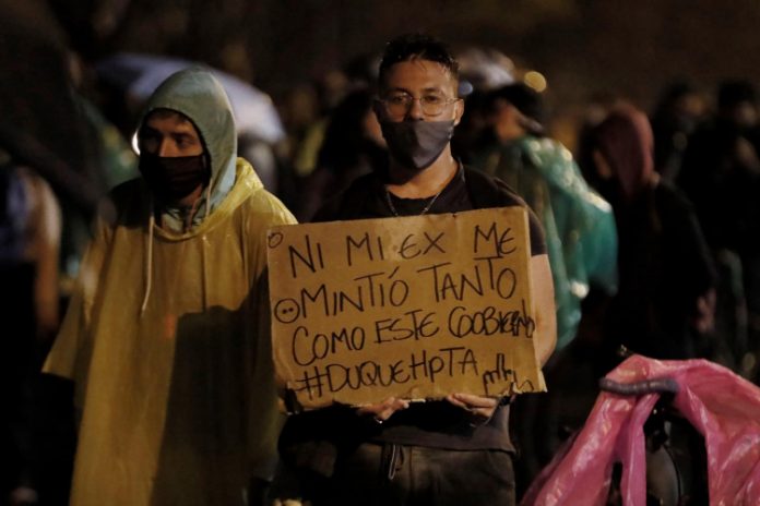 Com aumento de protestos, ministro das Finanças da Colômbia renuncia