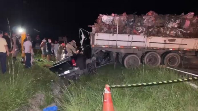Motorista fica preso às ferragens após acidente entre carreta e caminhonete, na PB