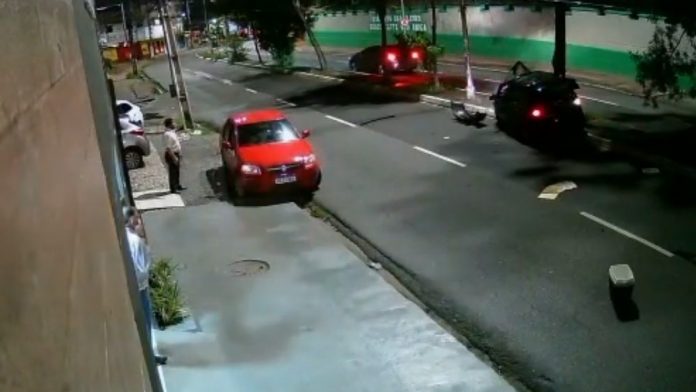 Criança de 5 anos e o pai dela morrem em acidente de carro, em João Pessoa