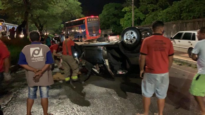 Homem perde controle do veículo e colide em árvore, em João Pessoa