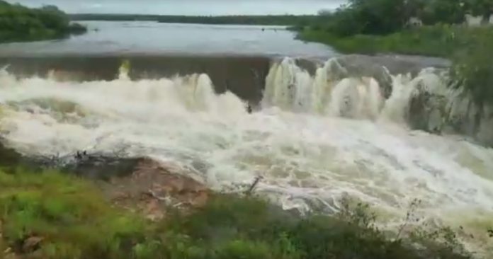 Sertanejos comemoram chuvas e sangria de açudes no interior do RN; veja vídeos