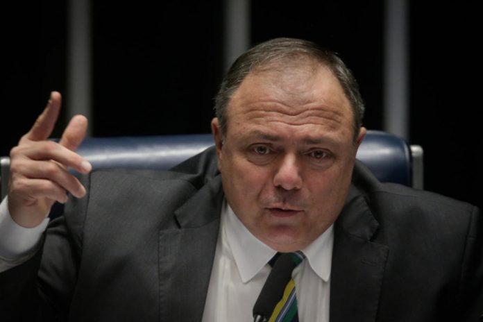 Quando era ministro, Pazuello só se vestia como civil; por que quer ir fardado à CPI?