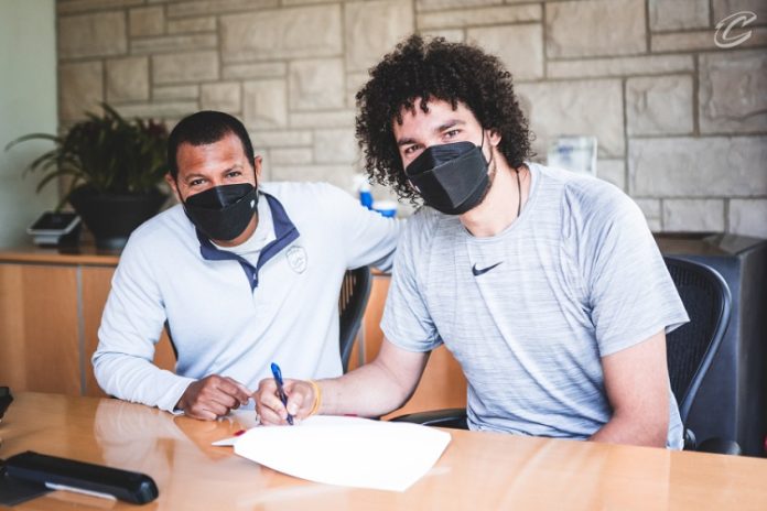 Anderson Varejão comemora retorno ao Claveland Cavaliers após cinco anos: ‘Volta para casa’