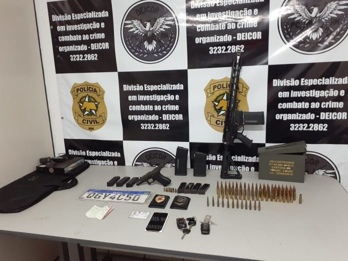 Polícia apreende sete fuzis, 6 mil munições e 20 quilos de explosivos em Natal; dois são presos