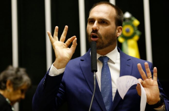 Eduardo Bolsonaro chama seguidores para se manifestarem sobre voto impresso
