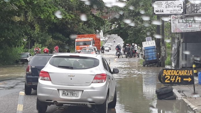 Chove quase 170 mm em 24 horas, em João Pessoa, e Defesa Civil registra mais de 20 ocorrências