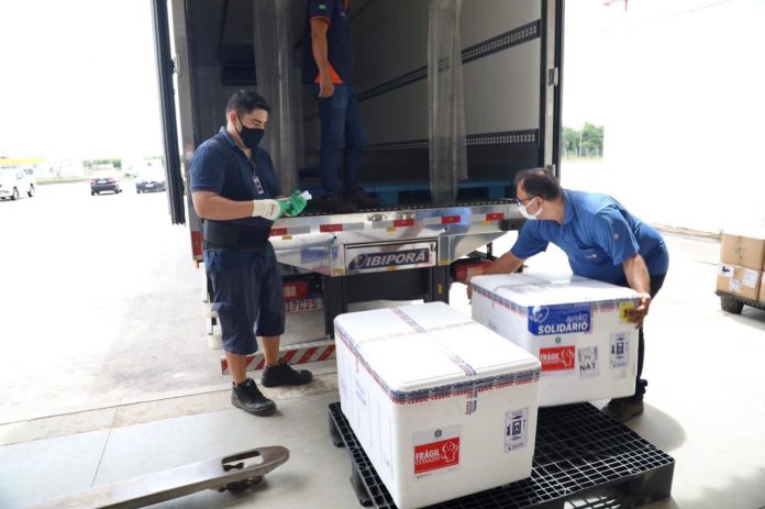 RN recebe carga com 15,6 mil doses de Coronavac