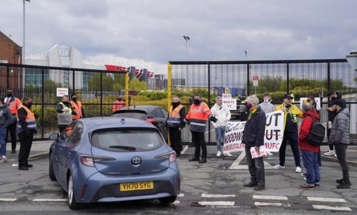 Diretoria do Manchester United vai ajudar polícia para identificar manifestantes