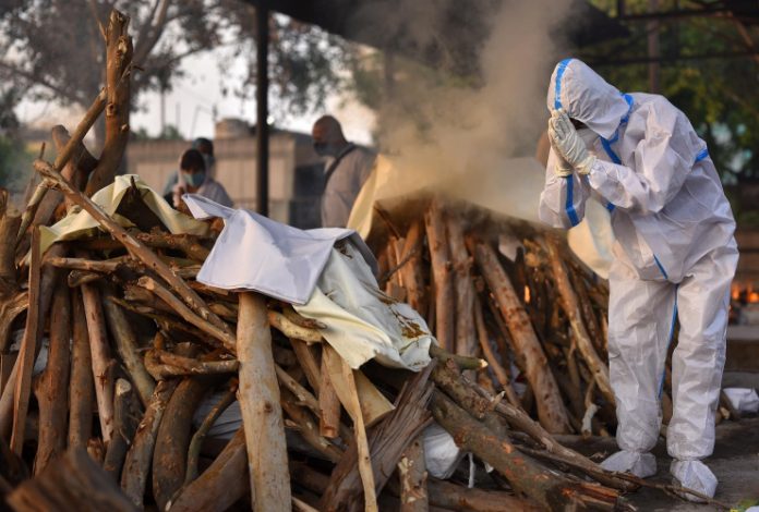 Índia coloca rede no rio Ganges para resgatar corpos de vítimas da Covid-19