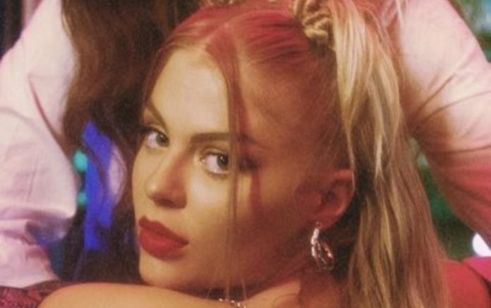 Luísa Sonza se assume bissexual após clipe em que beija Carol Biazin: ‘Dá um alívio’