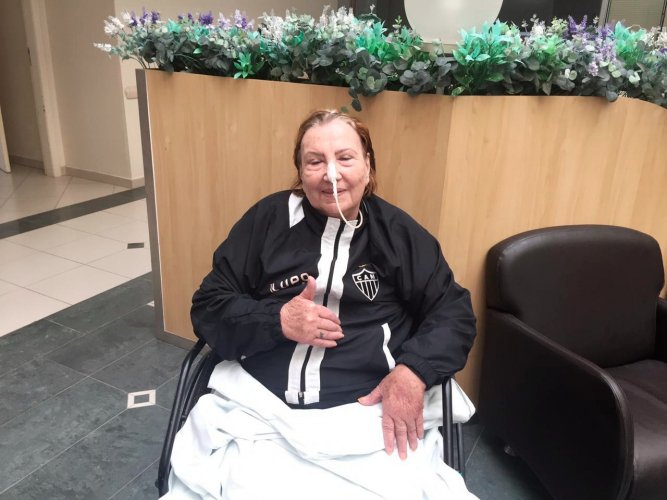 Mãe de Cuca, treinador do Atlético-MG, se recupera da Covid-19 após 70 dias internada