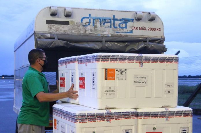 Mais 33.800 doses de CoronaVac e 55.750 de Oxford chegam ao Rio Grande do Norte