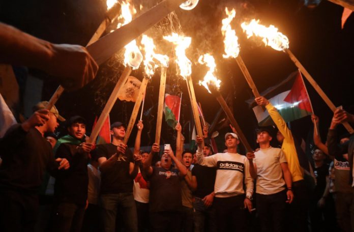 Confrontos entre palestinos e polícia israelense deixam mais de 500 feridos