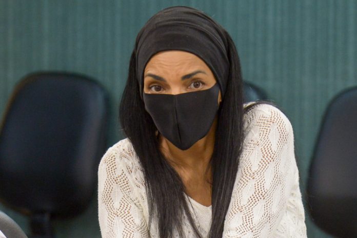 Flordelis nega assassinato do marido ao Conselho de Ética da Câmara