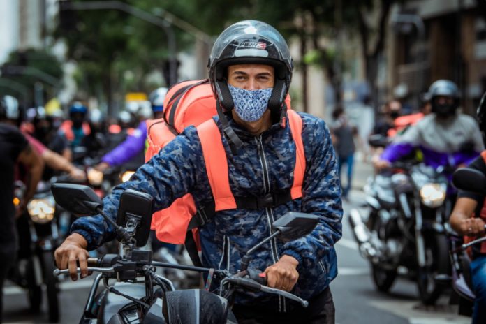 Entregadores de aplicativo aumentam jornada, mas ganham menos do que antes da pandemia