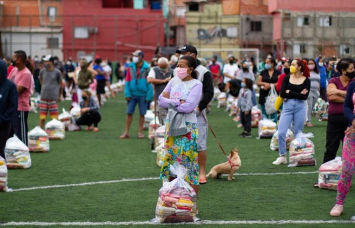 Em embate contra a fome, São Paulo doa alimentos para famílias carentes de Paraisópolis
