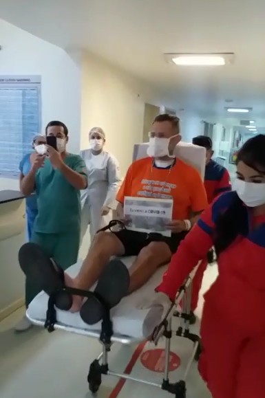 Covid-19: Após 70 dias internado, potiguar deixa hospital sob aplausos de profissionais de saúde; veja vídeo
